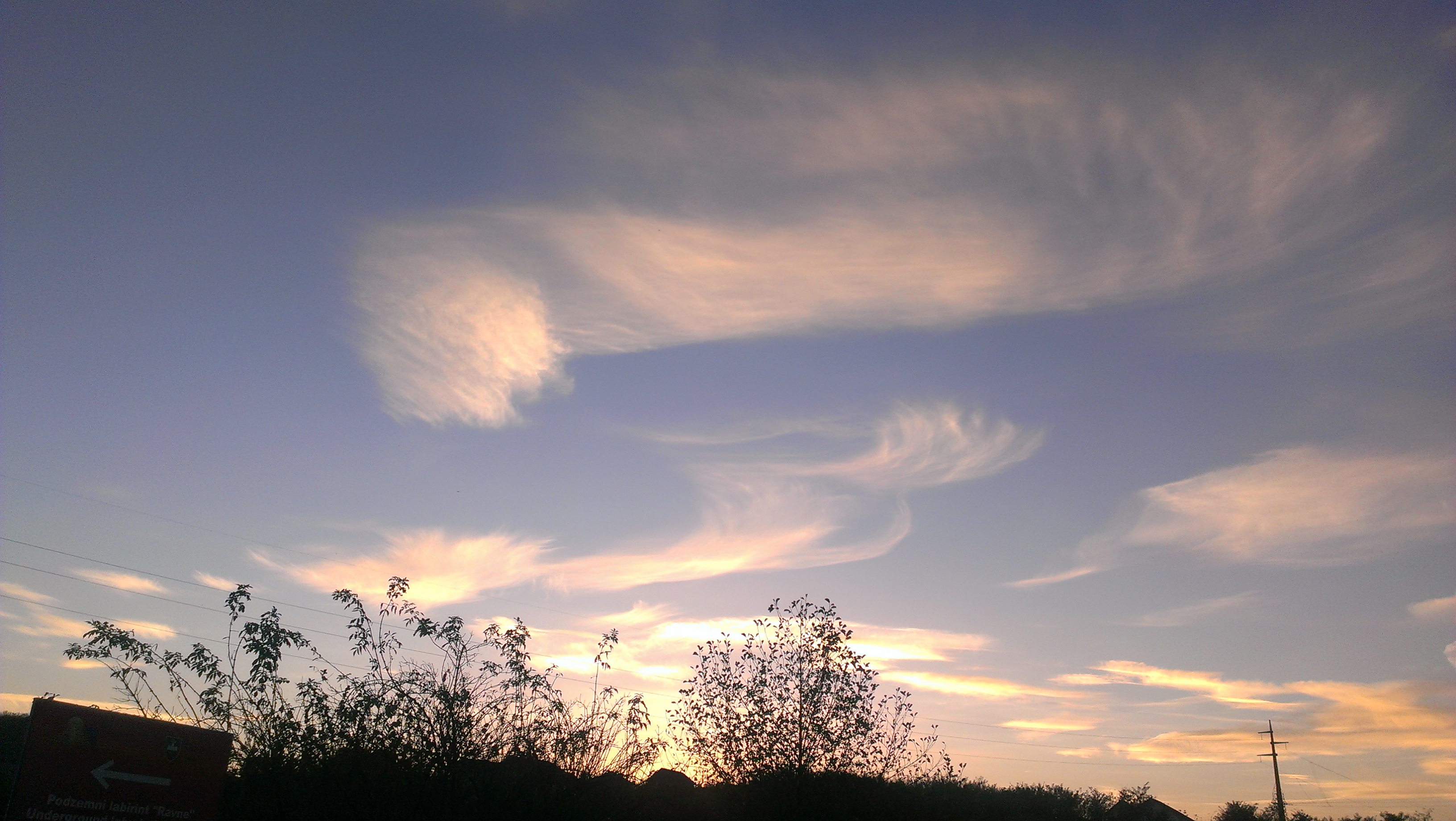 Wolkenbilder am Tunnel